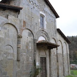 Chiesa di Santa Maria di Loppia, facciata